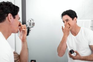 スキンケアする男性